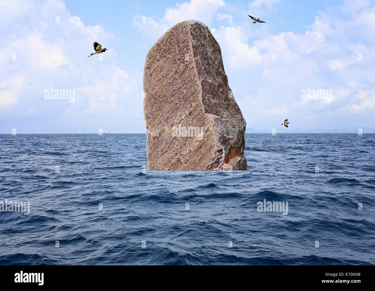 Rock Mountains poke sul mare,i concetti di forza e di fenomeni naturali. Foto Stock