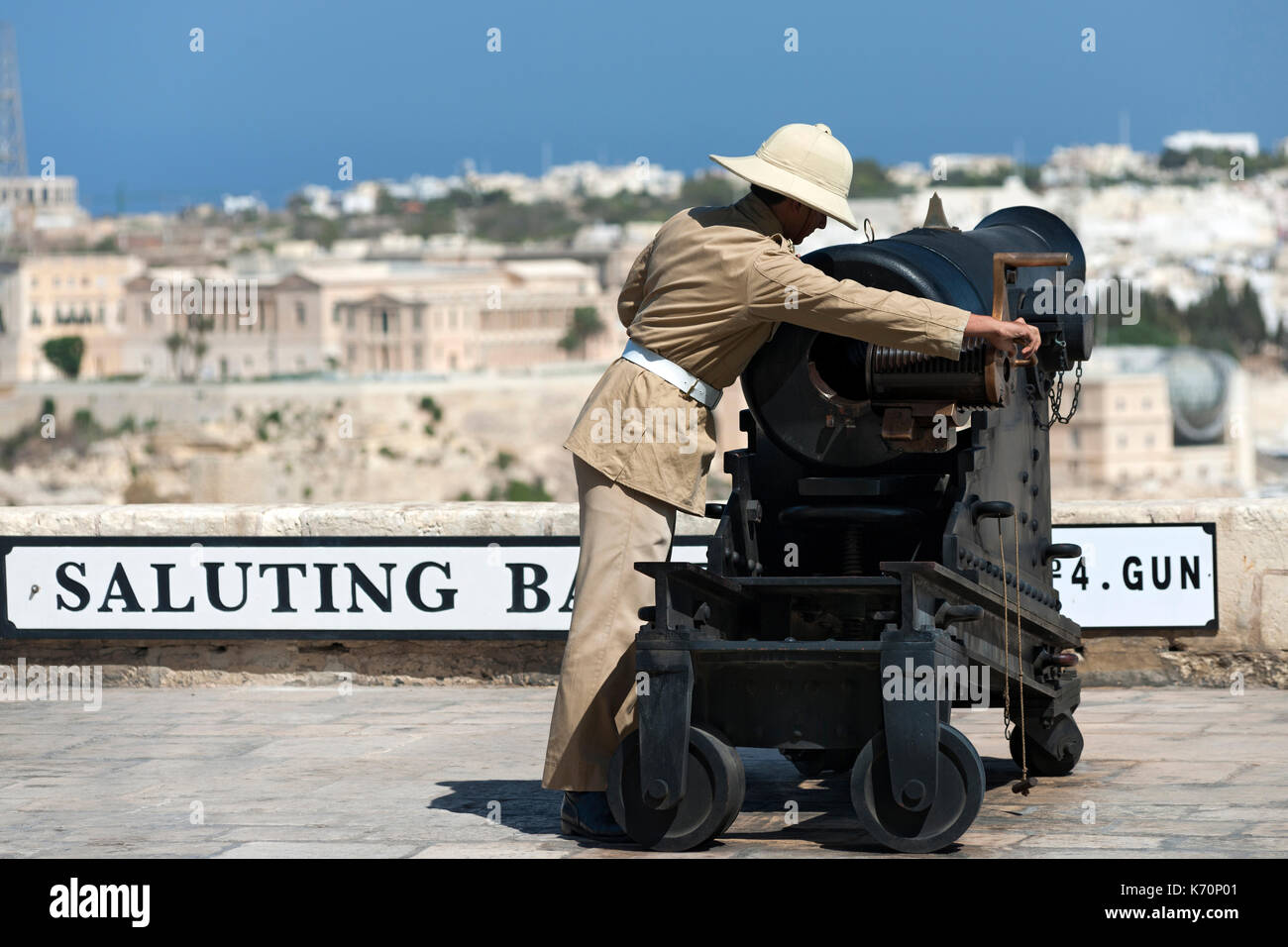 Il cannone di mezzogiorno essendo preparato per la cottura alla batteria a salve a La Valletta, Malta. Foto Stock