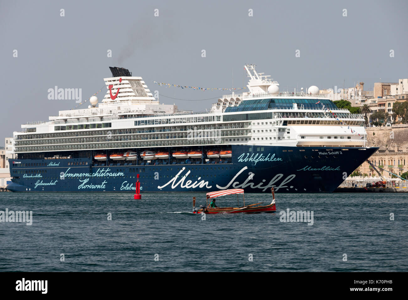 La Mein Schiff 5 nave da crociera ormeggiata nel Porto Grande di La Valletta, Malta. Foto Stock