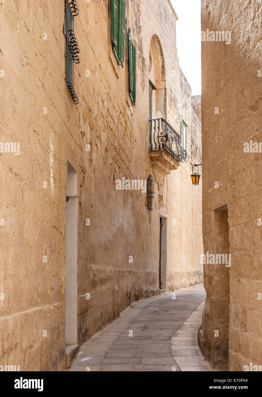 Strade strette della storica città fortificata di Mdina (Città Vecchia o Città Notabile) in Malta. Foto Stock