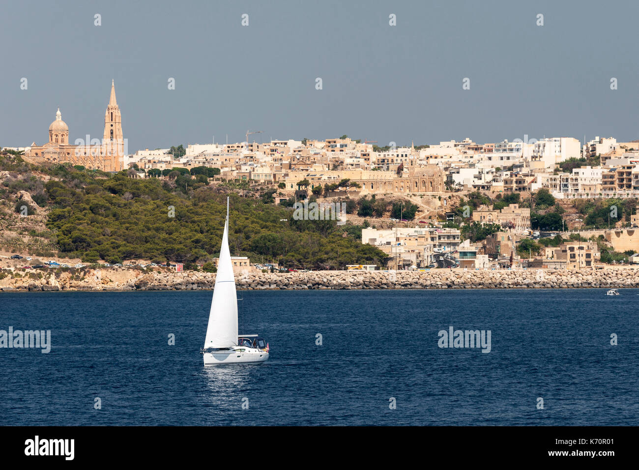 Barca Sailoing e Mġarr città sull'isola di Gozo a Malta. Foto Stock