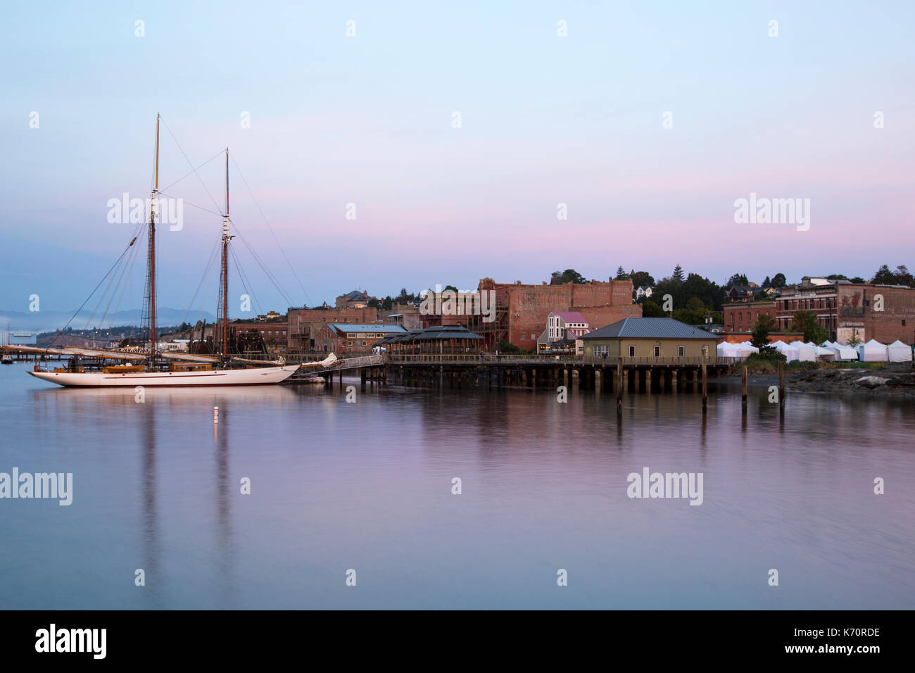 Barca a vela, barca a vela goletta in legno yacht downtown Port Townsend, Puget Sound, Washington con sunrise. Barca a vela Adventuress. Foto Stock