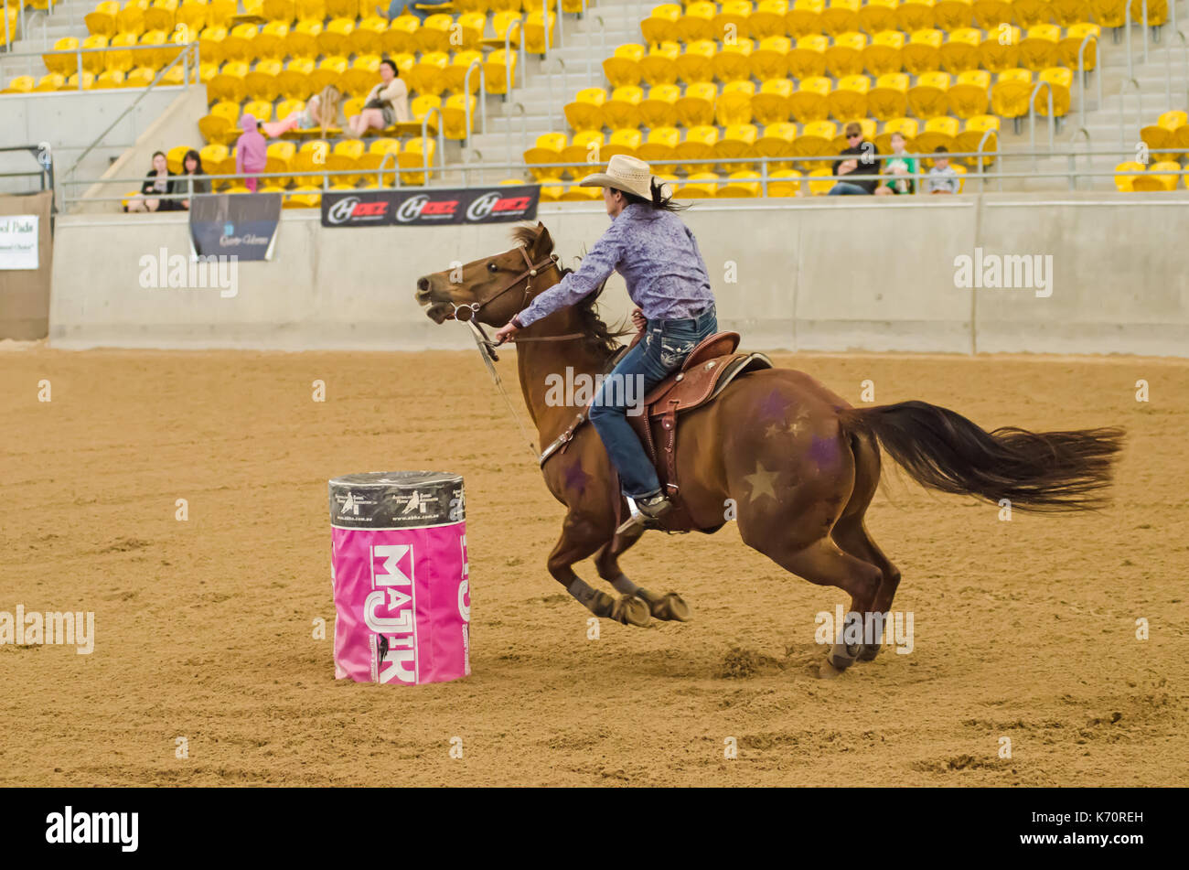 Cavallo Sport, onorevoli Finali Nazionali Corsa della botte presso l'Australian cavalli e bestiame Eventi Centro (AELEC) Indoor Arena,Tamworth NSW Australia,sett Foto Stock