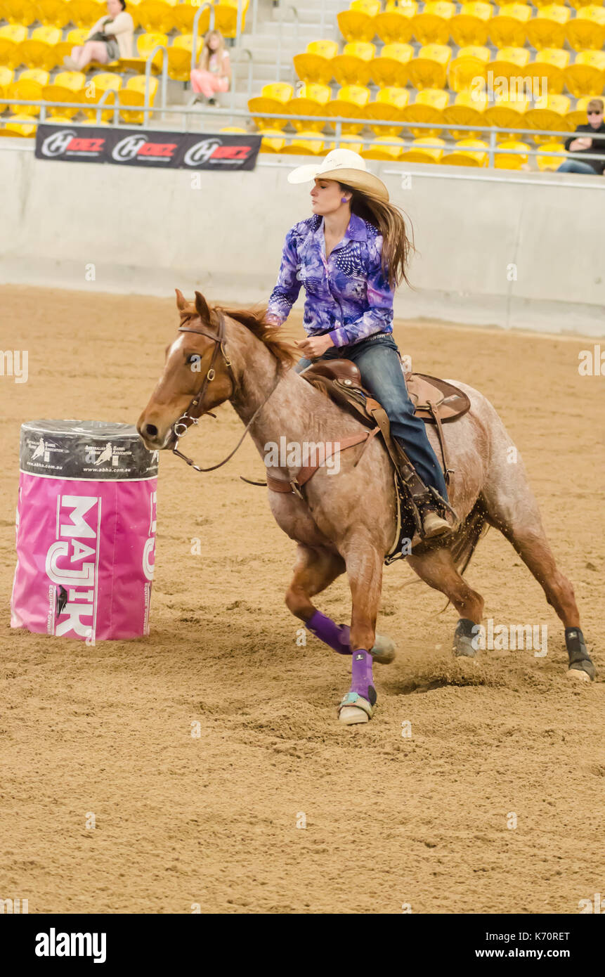 Cavallo sport, onorevoli finali nazionali Corsa della botte presso l'Australian cavalli e bestiame eventi centro (aelec) indoor arena,tamworth nsw australia,sett Foto Stock