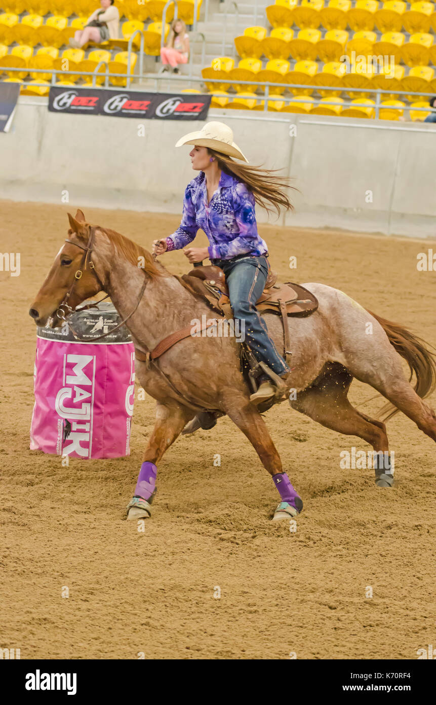 Cavallo sport, onorevoli finali nazionali Corsa della botte presso l'Australian cavalli e bestiame eventi centro (aelec) indoor arena,tamworth nsw australia,sett Foto Stock