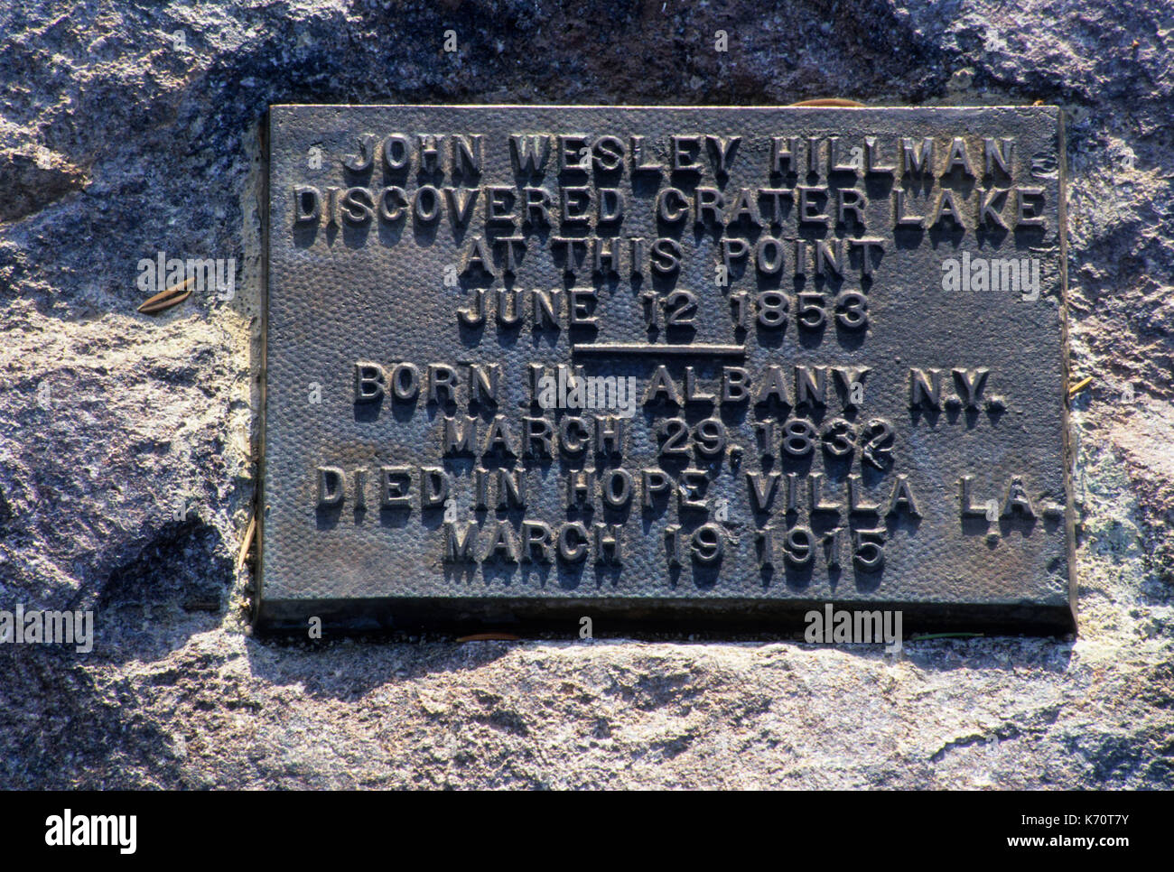 Una lapide commemorativa sul sentiero di scoperta, parco nazionale di Crater Lake, Oregon Foto Stock