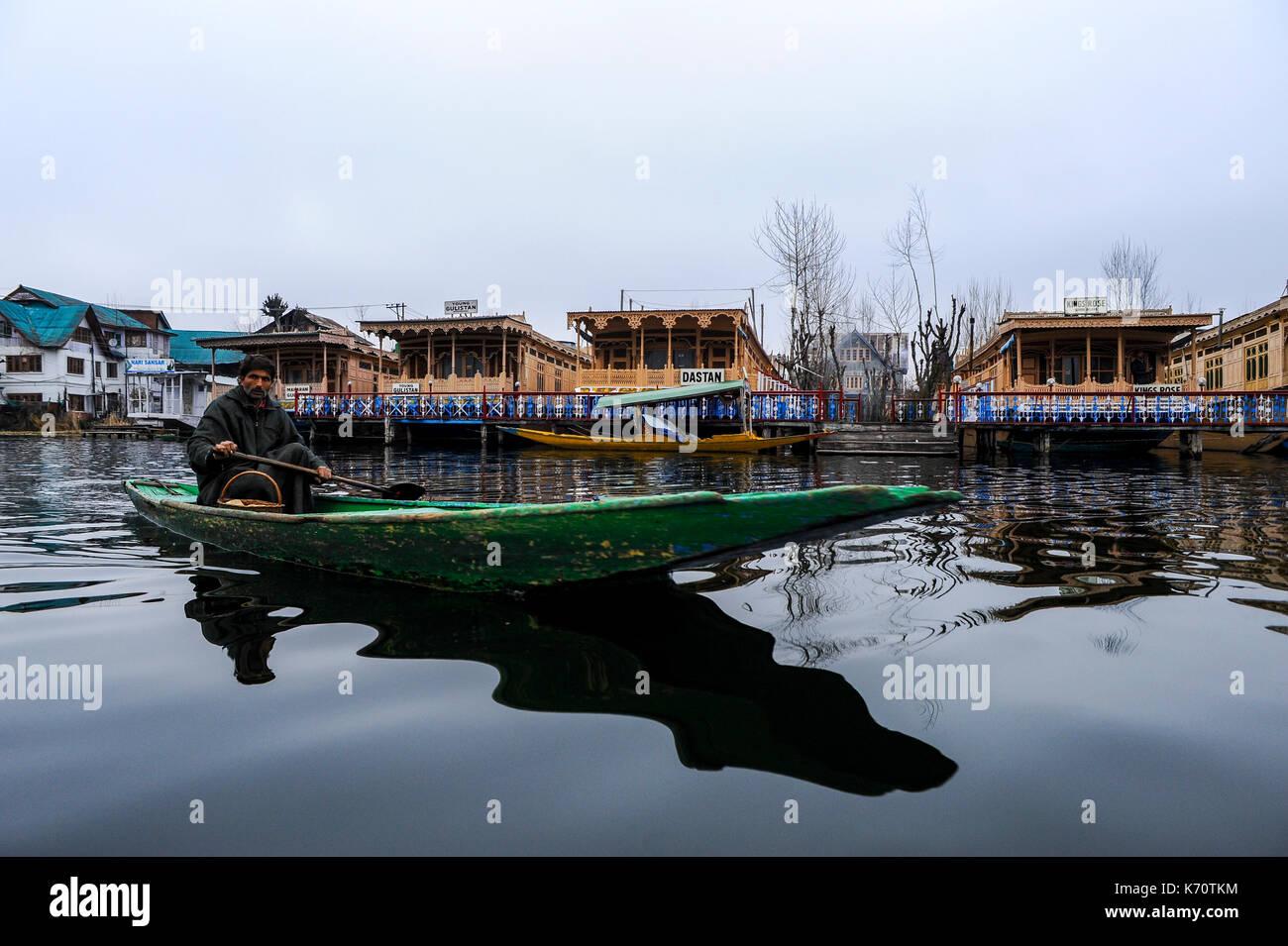 Shikara in barca dal lago del Kashmir. In sella alla barca è una delle attività che il turista può fare per andare a visitare le attrazioni turistiche. Foto Stock