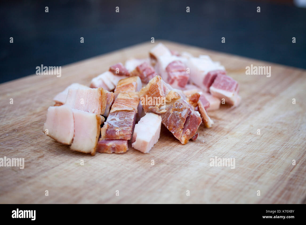 Bacon fresco sul tagliere di legno Foto Stock