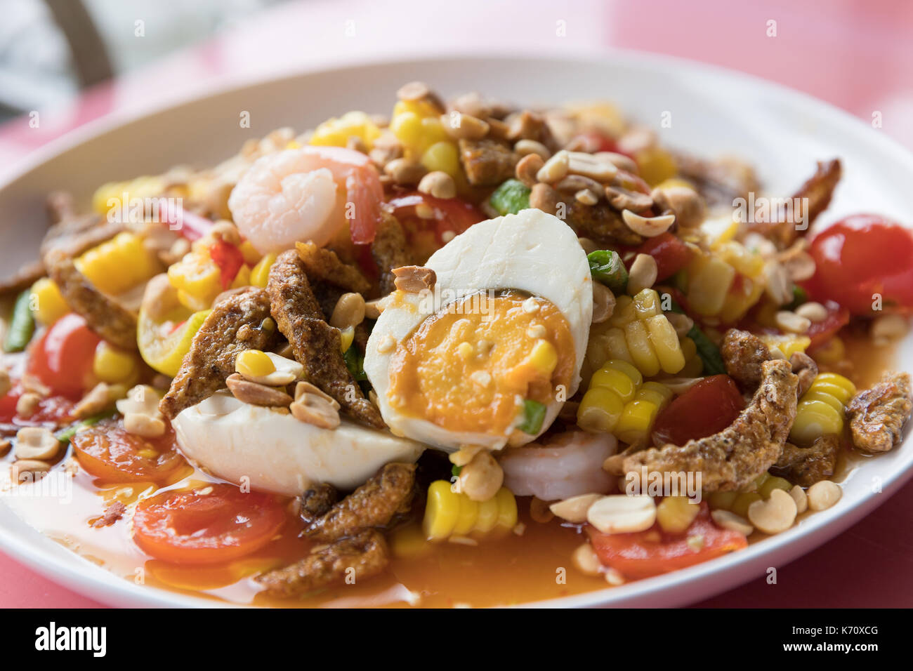 Closeup Tailandese locale street cibo piccante insalata di frutta o som tam. Foto Stock