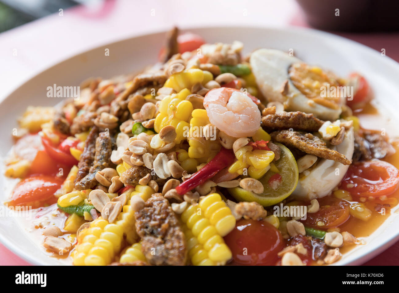 Closeup Tailandese locale street cibo piccante insalata di frutta o som tam. Foto Stock