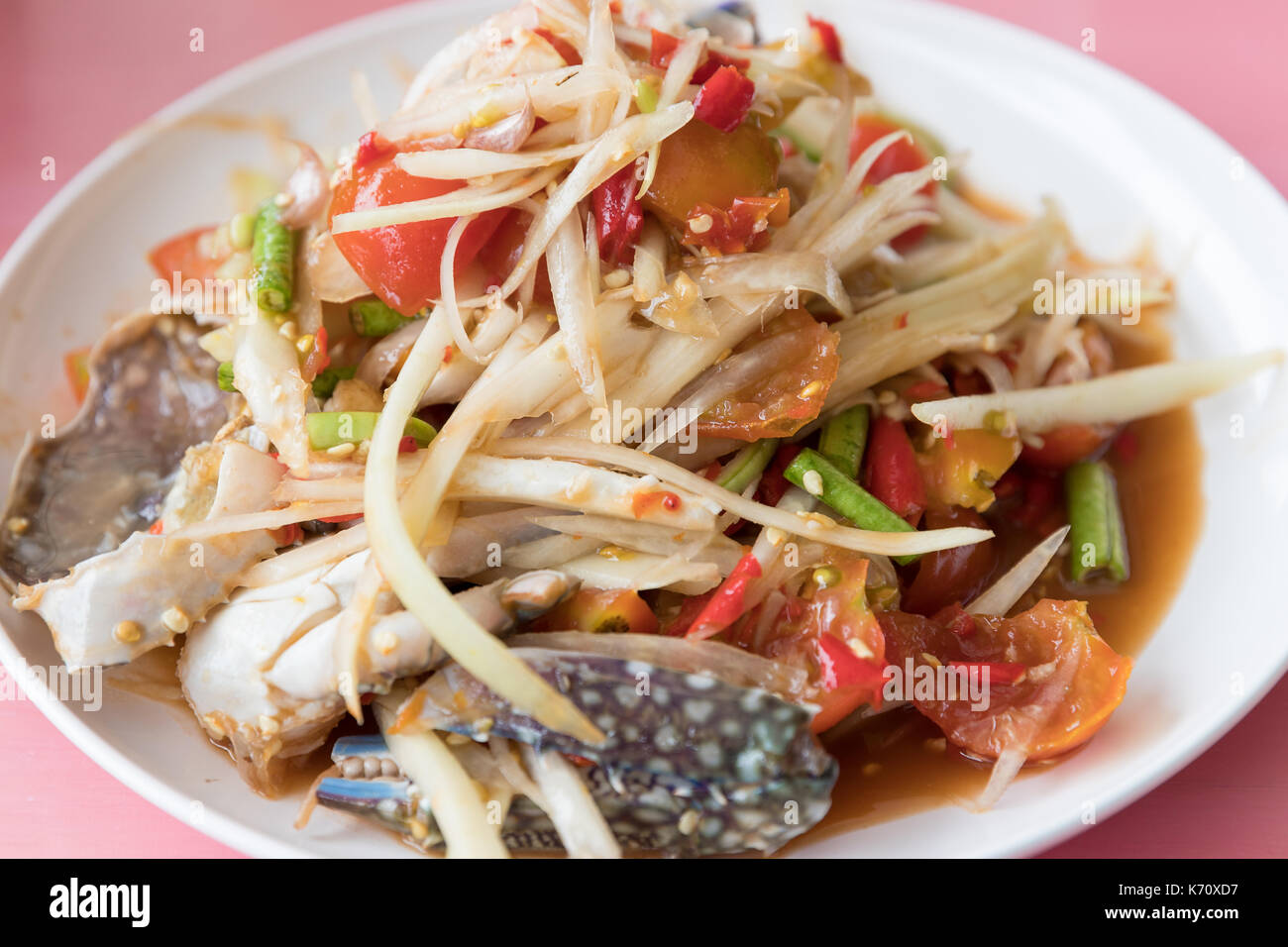 Closeup Tailandese locale street cibo piccante insalata di papaia o som tam. Foto Stock