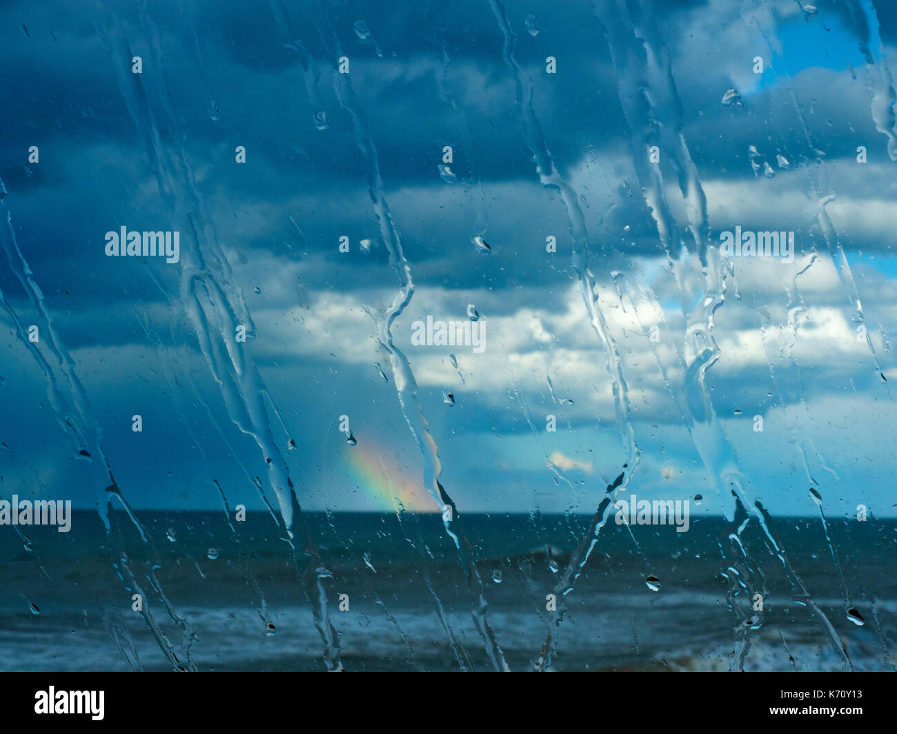 Arcobaleno e la pioggia sulla finestra con cielo tempestoso Walcott Norfolk Foto Stock