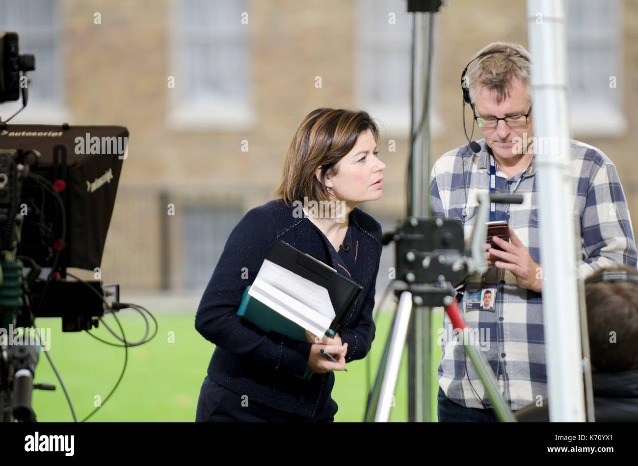 Jane Hill, BBC News giornalista, su College Green, Westminster reporting live su di un dibattito parlamentare Foto Stock
