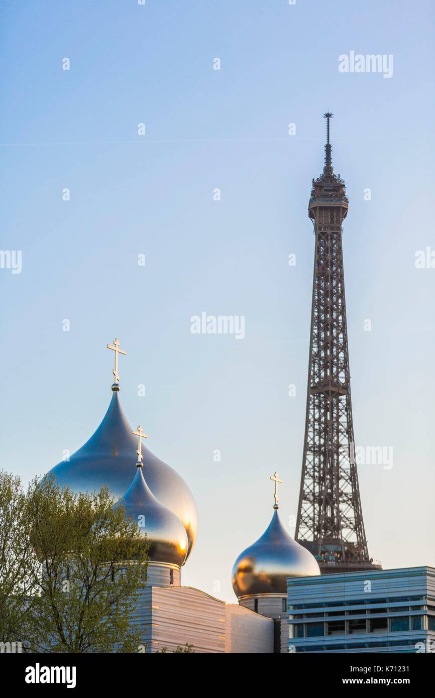 Francia, Parigi, zona elencata come patrimonio mondiale dall'UNESCO, la chiesa russo-ortodossa centro spirituale e culturale e la Torre Eiffel Foto Stock