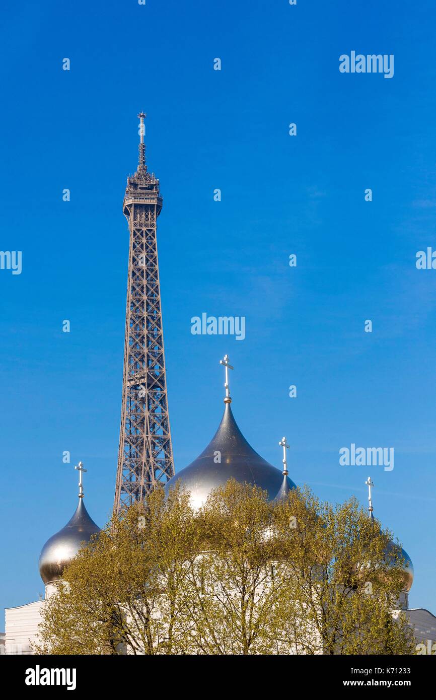 Francia, Parigi, zona elencata come patrimonio mondiale dall'UNESCO, la chiesa russo-ortodossa centro spirituale e culturale e la Torre Eiffel Foto Stock