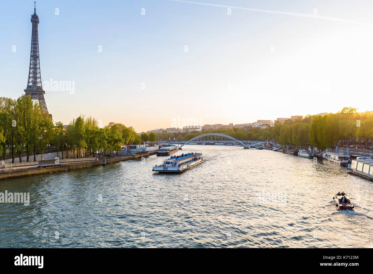 Francia, Parigi, zona elencata come patrimonio mondiale dall'UNESCO, la Torre Eiffel e una barca Foto Stock
