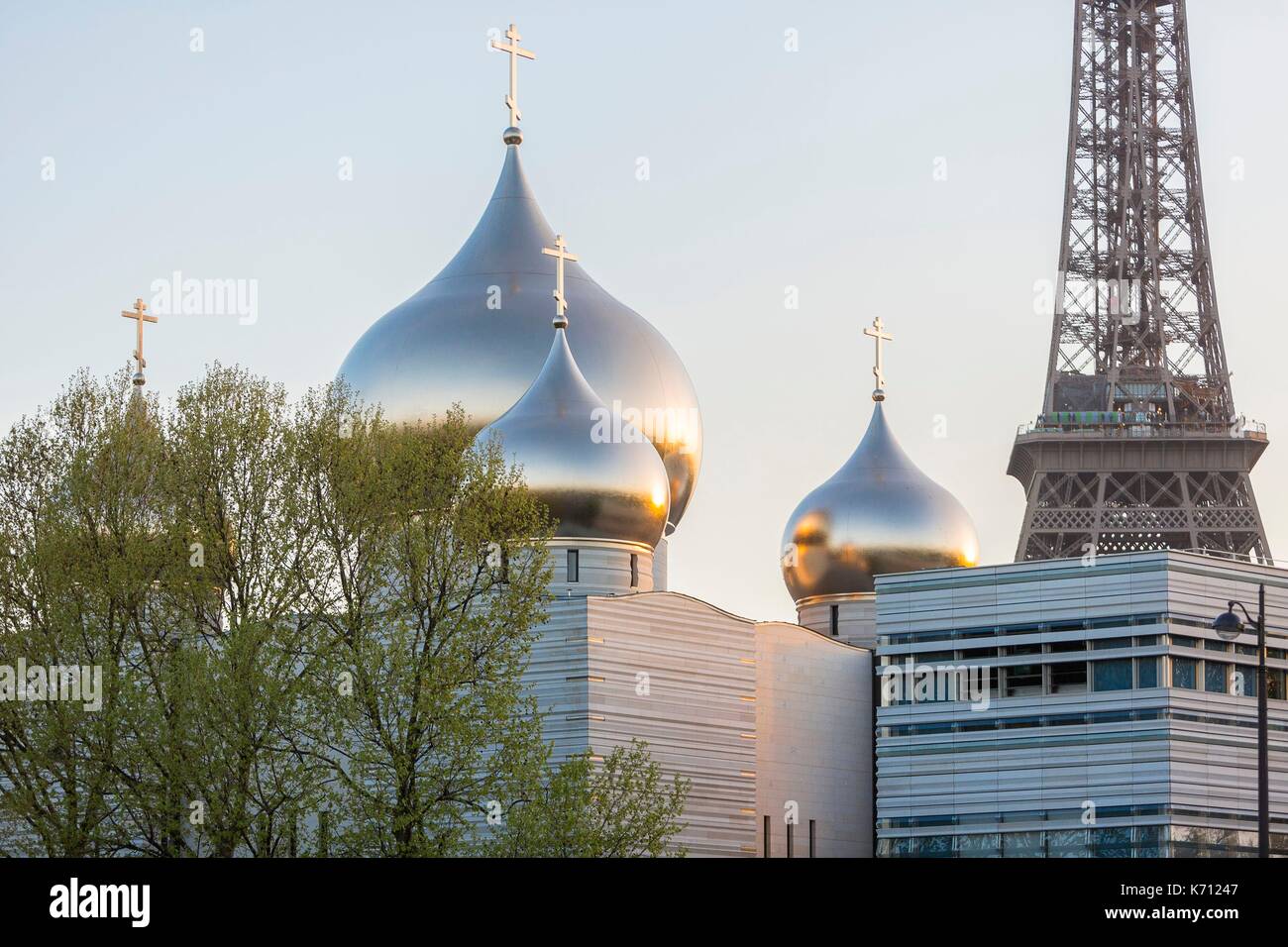 Francia, Parigi, la chiesa russo-ortodossa centro spirituale e culturale e la Torre Eiffel Foto Stock
