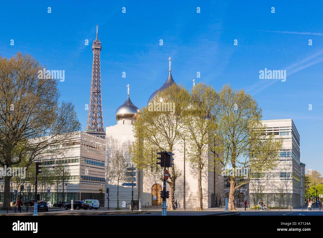 Francia, Parigi, la chiesa russo-ortodossa centro spirituale e culturale e la Torre Eiffel Foto Stock