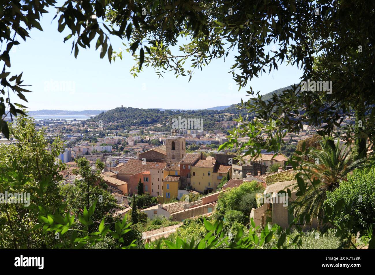 Francia, Var, Hyeres, Jardin du Castel Sainte Claire, giardino terrazzato, notevoli panorami della città vecchia Foto Stock