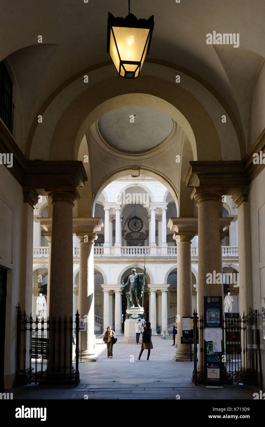 L'Italia, Lombardia, Milano, Palazzo barocco Brera, il Cortile della Pinacoteca di Brera (Pinacoteca di Brera), il museo di belle arti al centro la statua di Napoleone di Antonio Canova Foto Stock