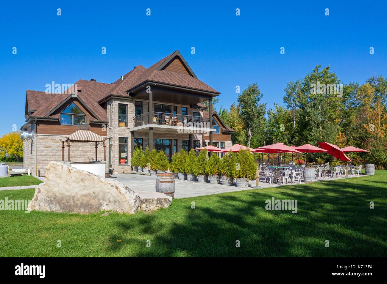 Canada Quebec, la Scenic Chemin du Roy, Lanaudiere, Lanoraie, la vigna Lano D'Or, il ristorante e la sua terrazza Foto Stock