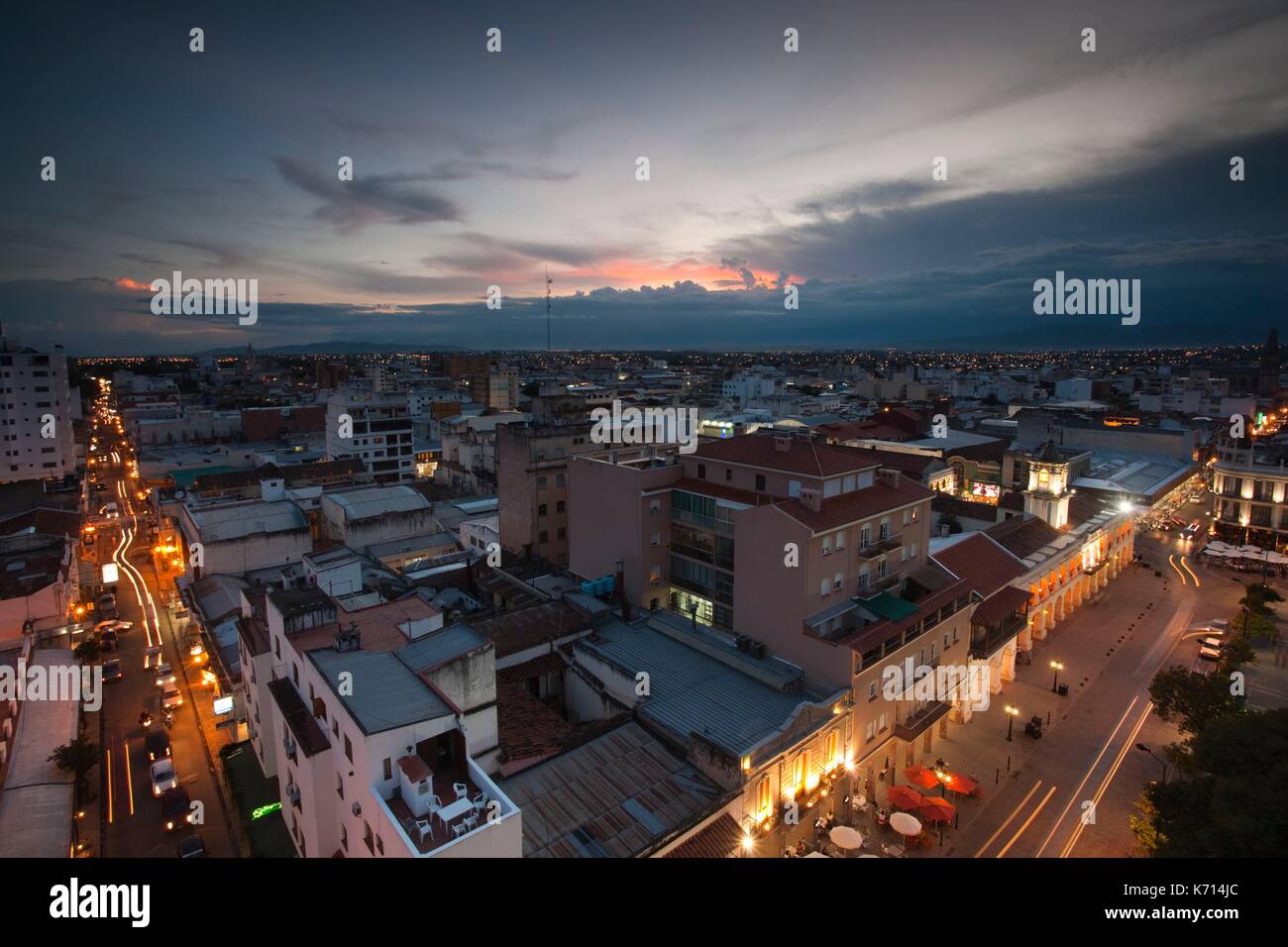 Argentina, Provincia di Salta, Salta, angolo di Calles di Buenos Aires e Caseros, antenna, sera Foto Stock