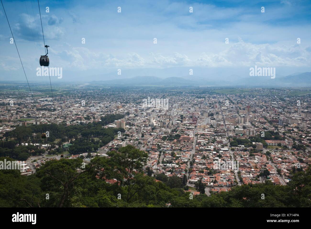 Argentina, Provincia di Salta, Salta, vista dal Cerro San Bernardo con teleferico vetture del tram, ore diurne Foto Stock