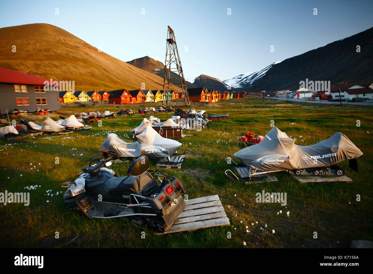 Norvegia Isole Svalbard, Spitzberg e isola di Longyearbyen, case colorate nel sole di mezzanotte Foto Stock