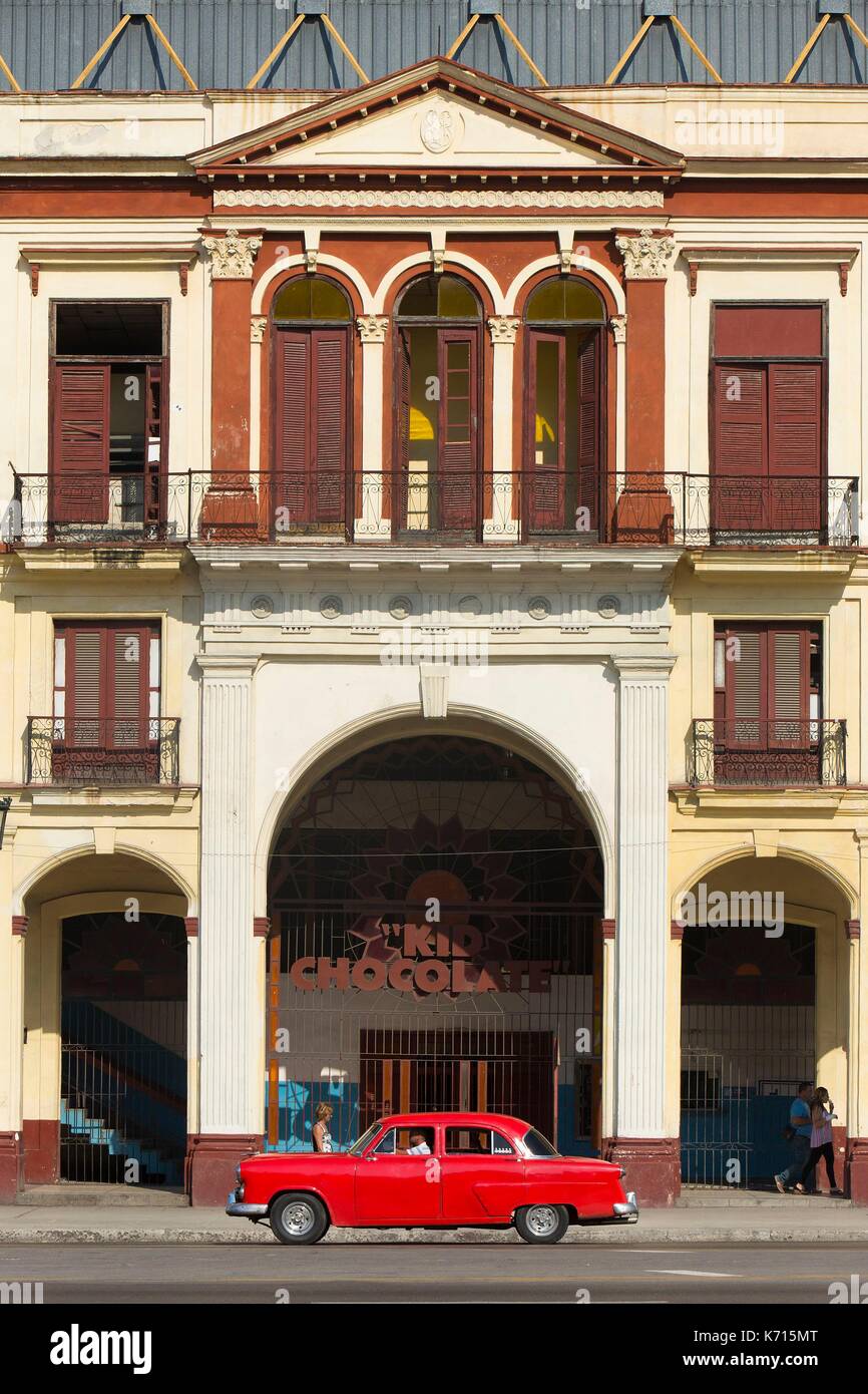 Cuba, Ciudad de la Habana province, città dell Avana, quartier de Centro Habana, facciata del vecchio pugilato ring denominato kid cioccolato dopo il nome di Eligio Sardinas Montalvo il più famoso pugile cubano sul Paseo de Marti anche chiamato Paseo del Prado di fronte al Capitolio Nacional Foto Stock