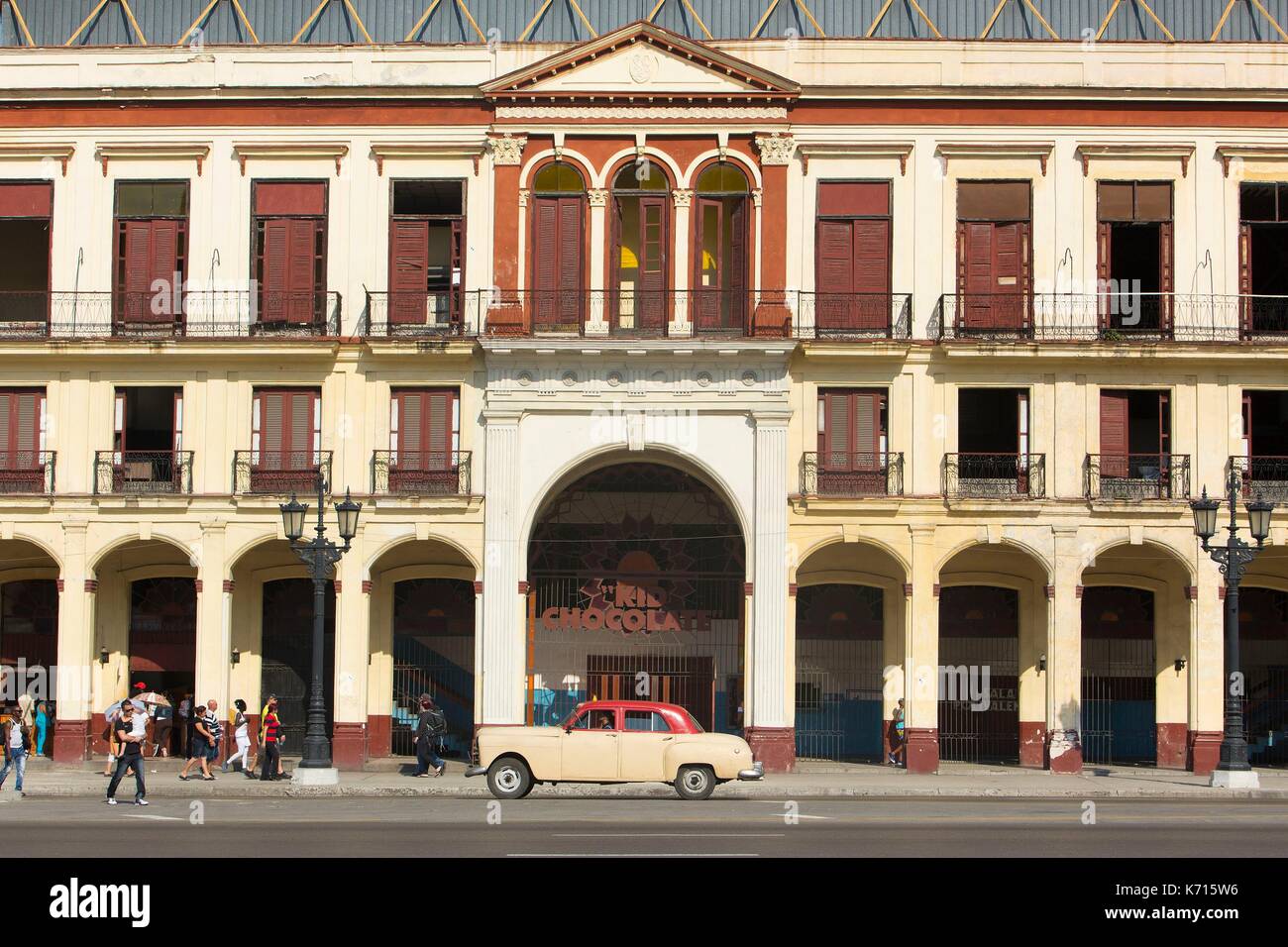 Cuba, Ciudad de la Habana province, città dell Avana, quartier de Centro Habana, facciata del vecchio pugilato ring denominato kid cioccolato dopo il nome di Eligio Sardinas Montalvo il più famoso pugile cubano sul Paseo de Marti anche chiamato Paseo del Prado di fronte al Capitolio Nacional Foto Stock