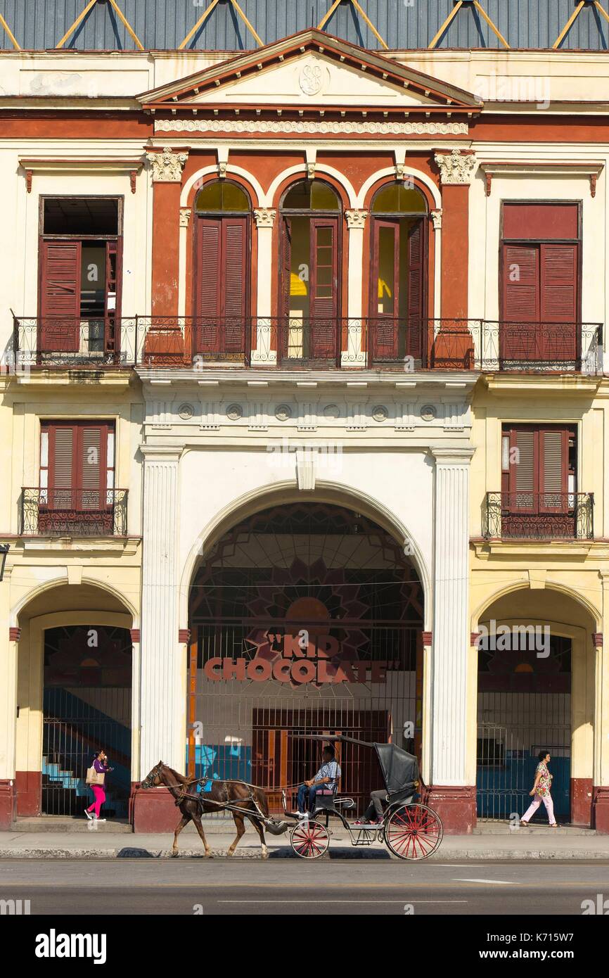Cuba, Ciudad de la Habana province, città dell Avana, quartier de Centro Habana, facciata del vecchio pugilato ring denominato kid cioccolato dopo il nome di Eligio Sardinas Montalvo il più famoso pugile cubano sul Paseo de Marti anche chiamato Paseo del Prado di fronte al Capitolio Nacional Foto Stock
