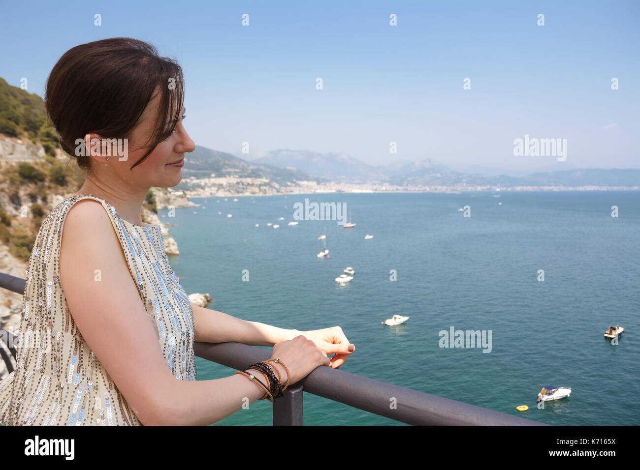 Donna elegante affacciato sulla costiera amalfitana Foto Stock