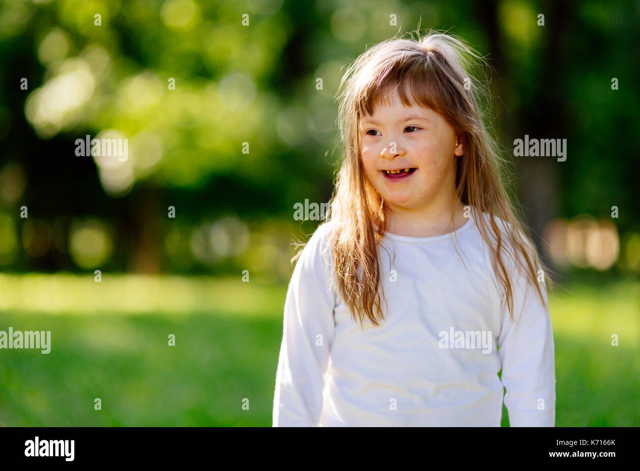 Bellissimo bambino felice sorridente all'aperto Foto Stock