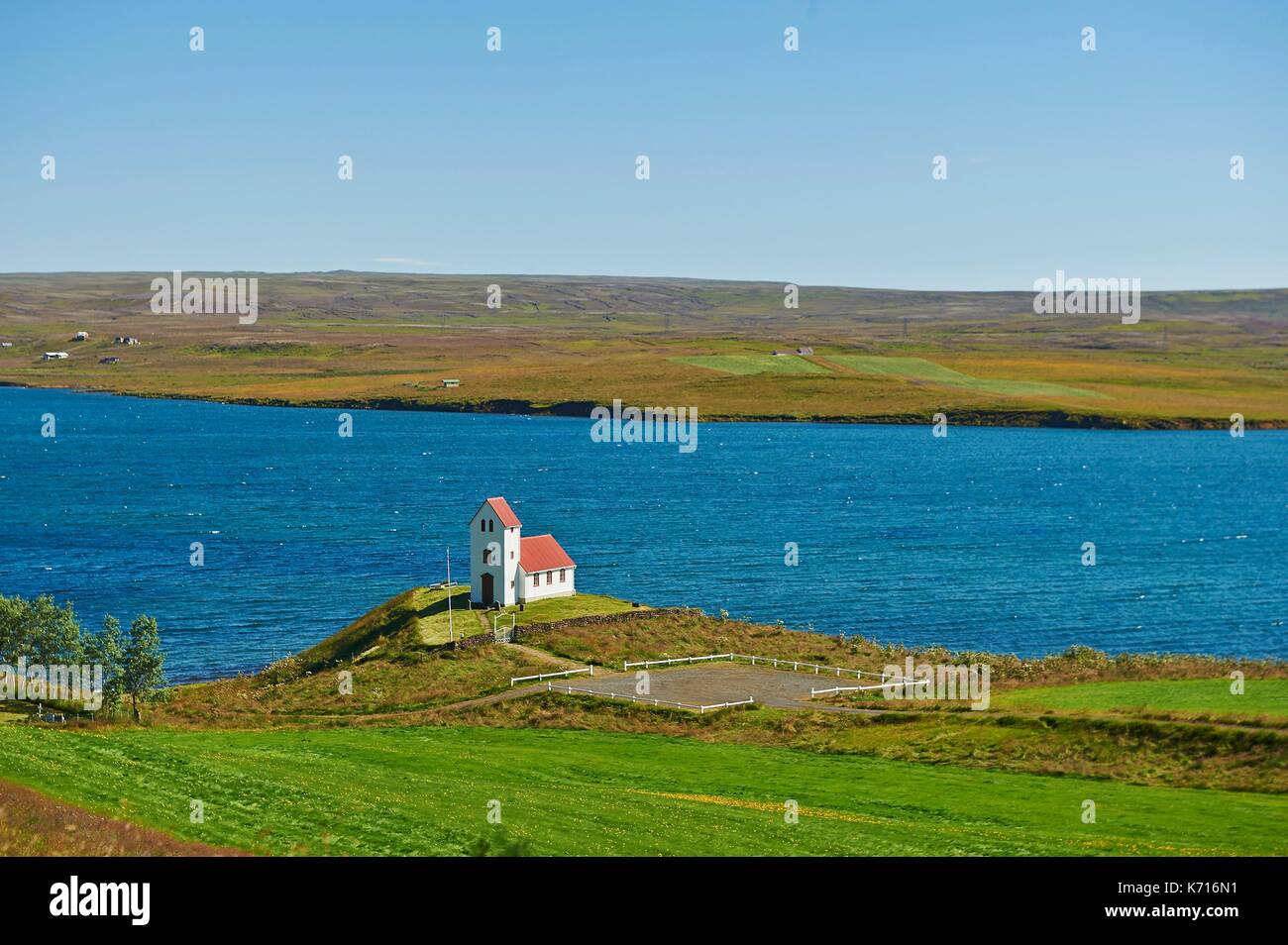 Isaland, penisola di Reykjanes, Torlakshofn Harbour, un bianco rosso di pentecoste top chappel. Foto Stock