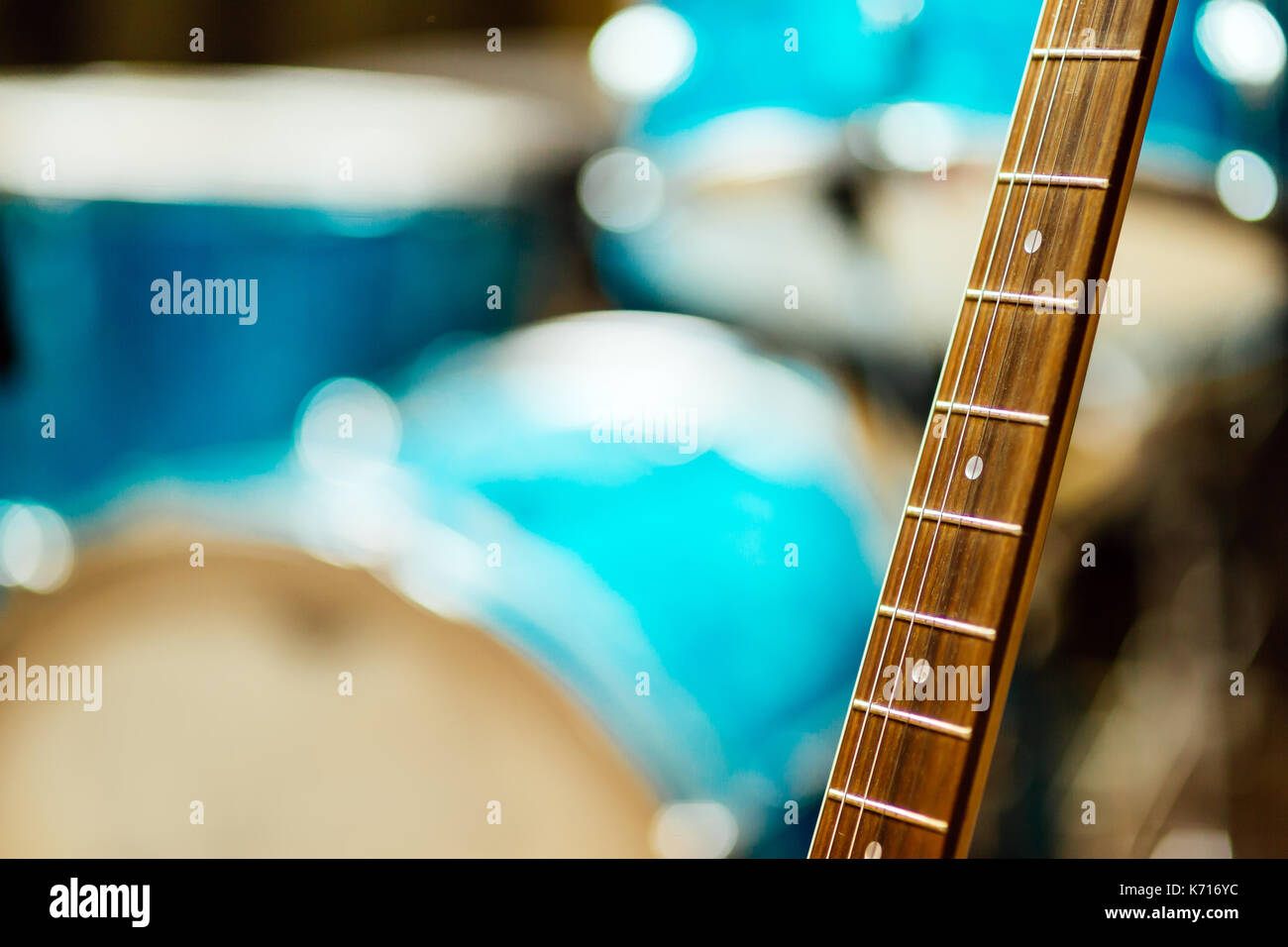 Le corde di una chitarra in studio Foto Stock