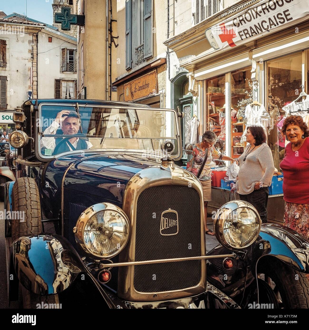 Francia, Ariège, St Girons, Autrefois le Couserans, sfilata di vecchie vetture della raccolta nelle strade di StGirons Foto Stock