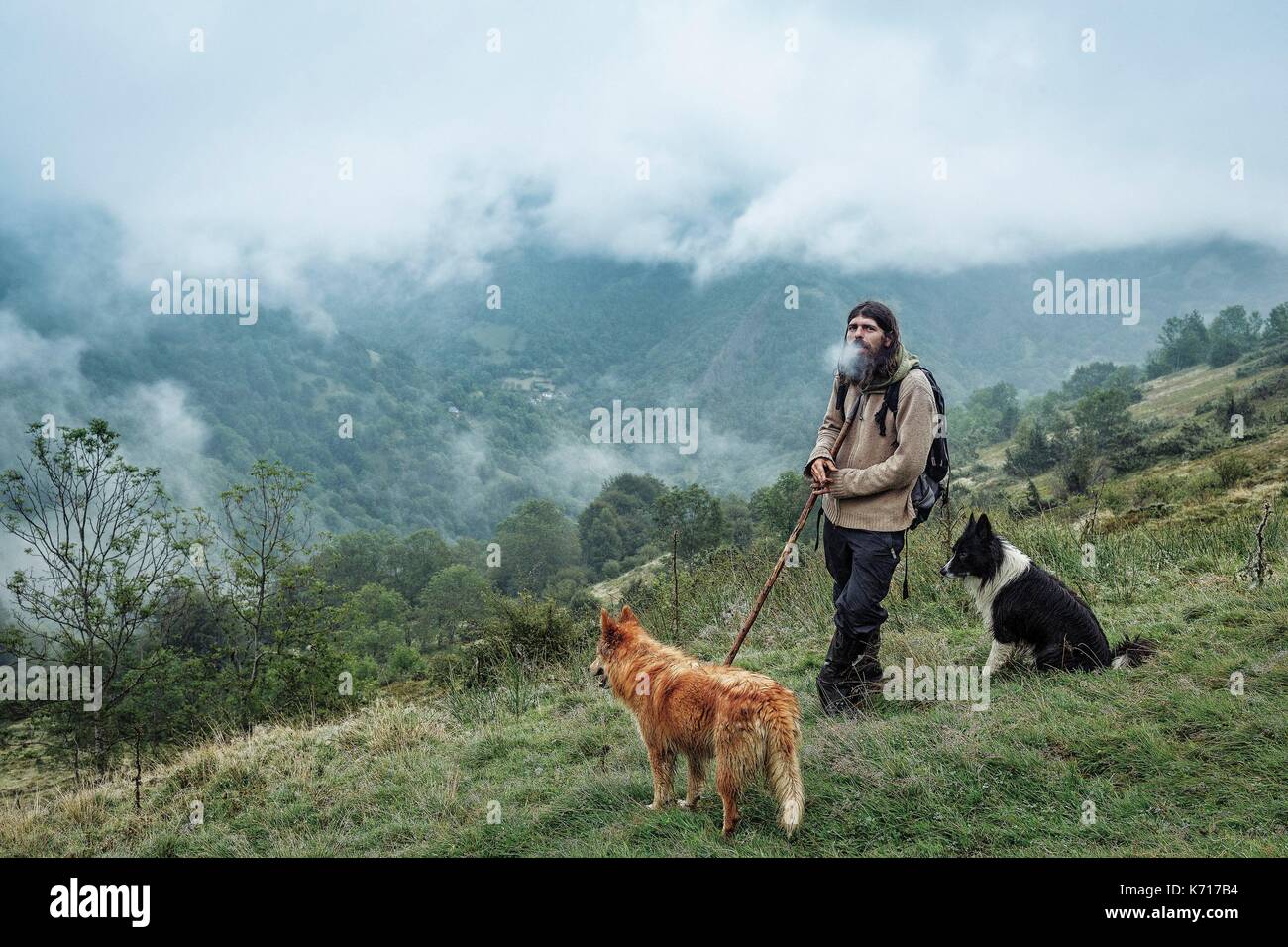 Francia, Biros, Ariège, Sentein, mountain pass di Cos, ritratto di un pastore e il suo orologio cani Foto Stock