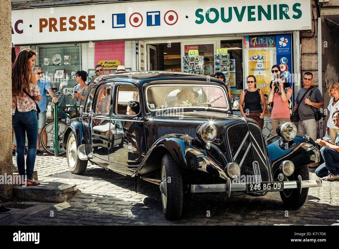 Francia, Ariège, St Girons, Autrefois le Couserans, sfilata di vecchie vetture della raccolta nelle strade di StGirons Foto Stock