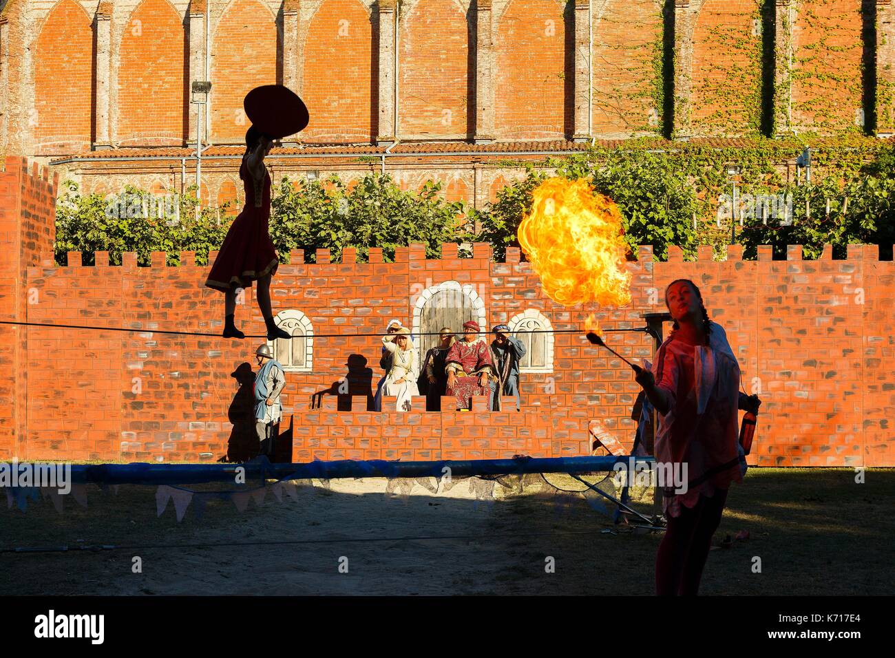 Francia, Ariège, Mazeres, feste medievali di Mazeres, Scena di vita durante i giorni del festival medievale in costume Foto Stock