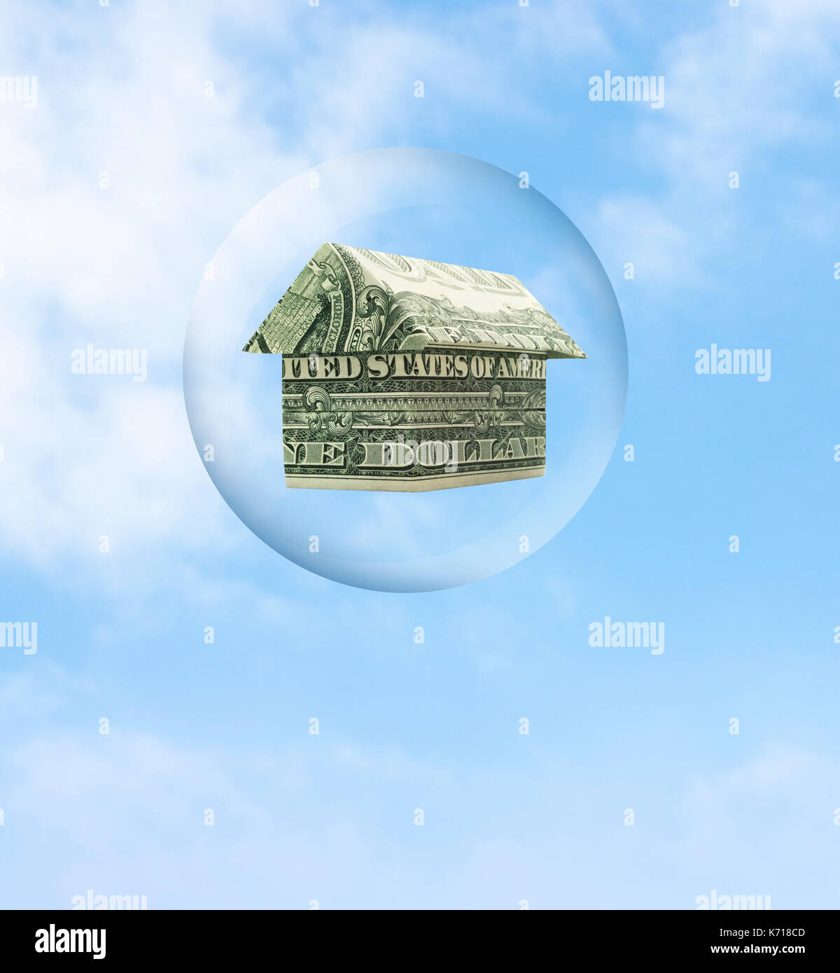 Alloggiamento bolla di mercato. origami contanti home bolla su un cielo blu. Foto Stock