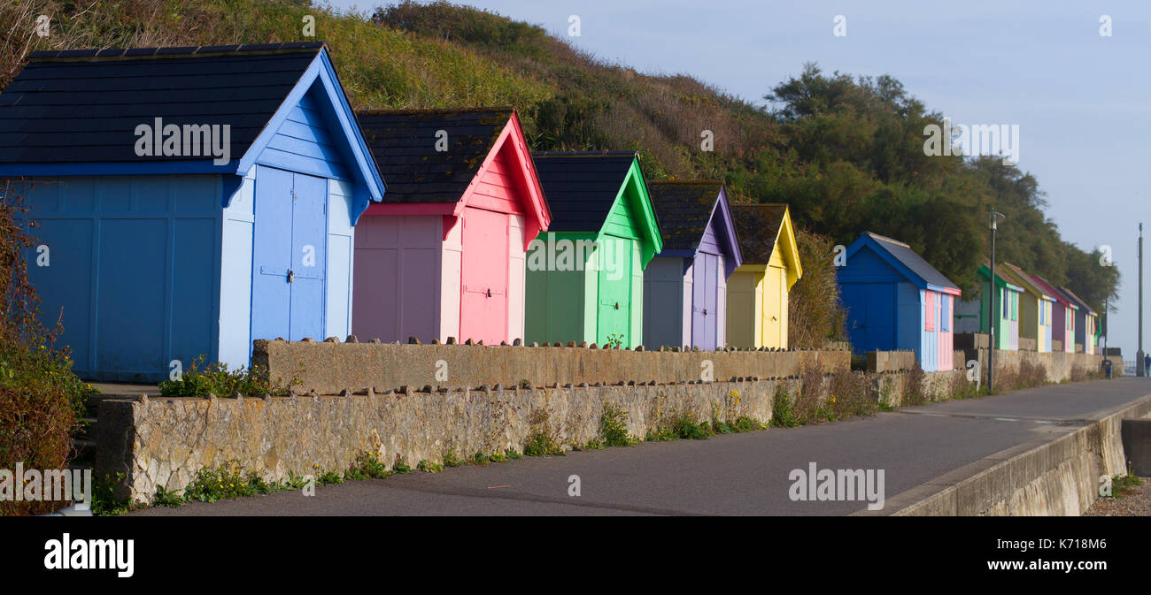 Spiaggia di capanne lungo il lungomare di Folkestone Foto Stock