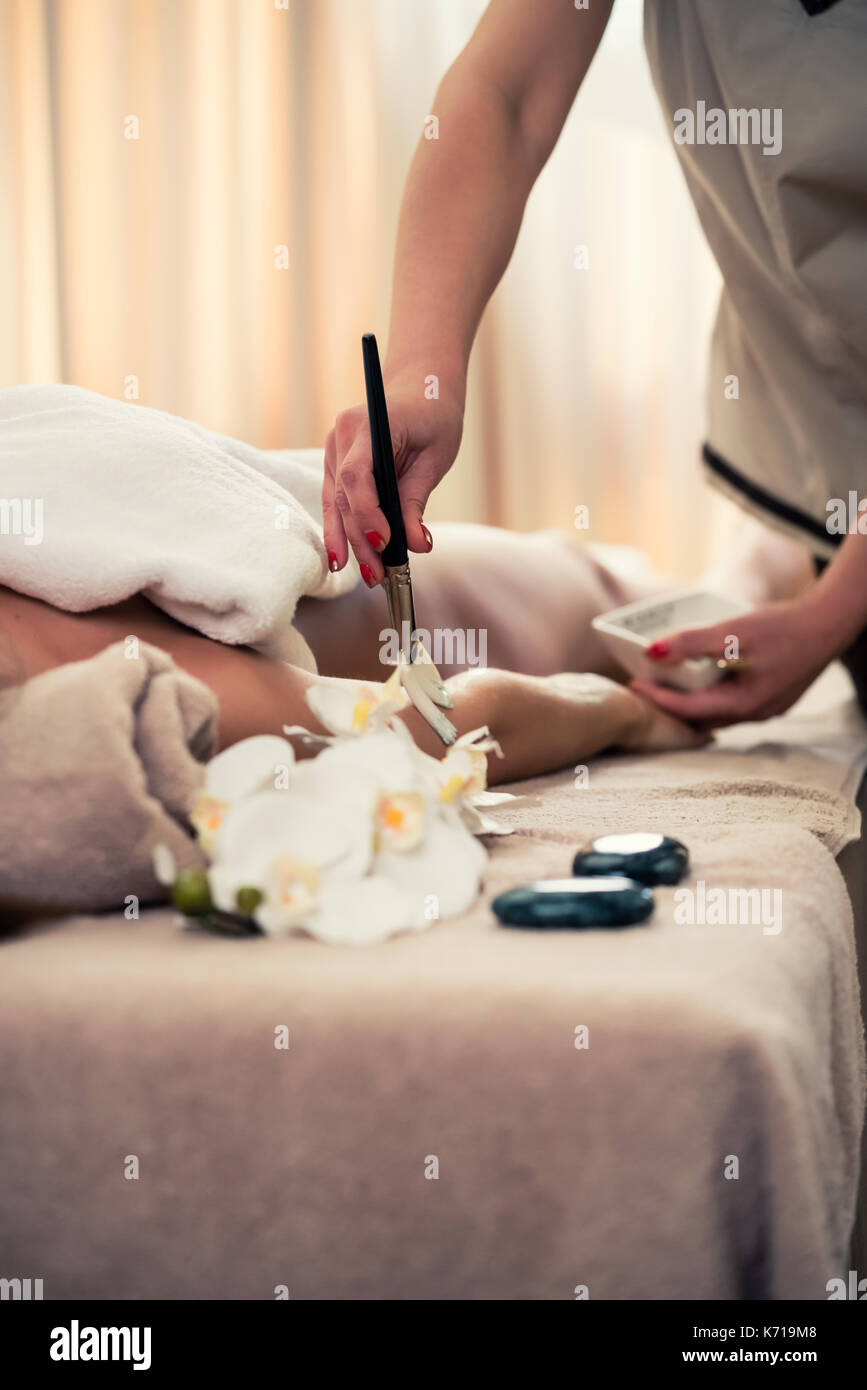 Donna sdraiata durante asian trattamento anti-aging Foto Stock