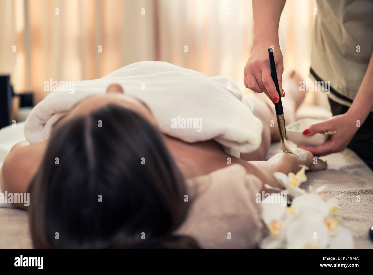 Donna di relax presso il centro di bellezza durante il trattamento per la pelle rejuve Foto Stock