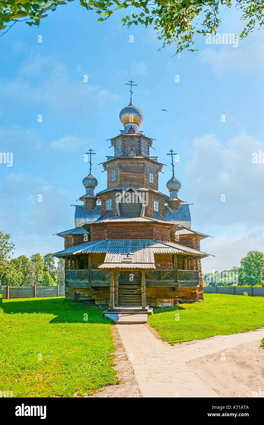 Il legno della Chiesa della Trasfigurazione di Cristo con un ampio portico e cupole a cipolla di tegole di legno si trova sul territorio di Suzdal' architettura in legno Foto Stock