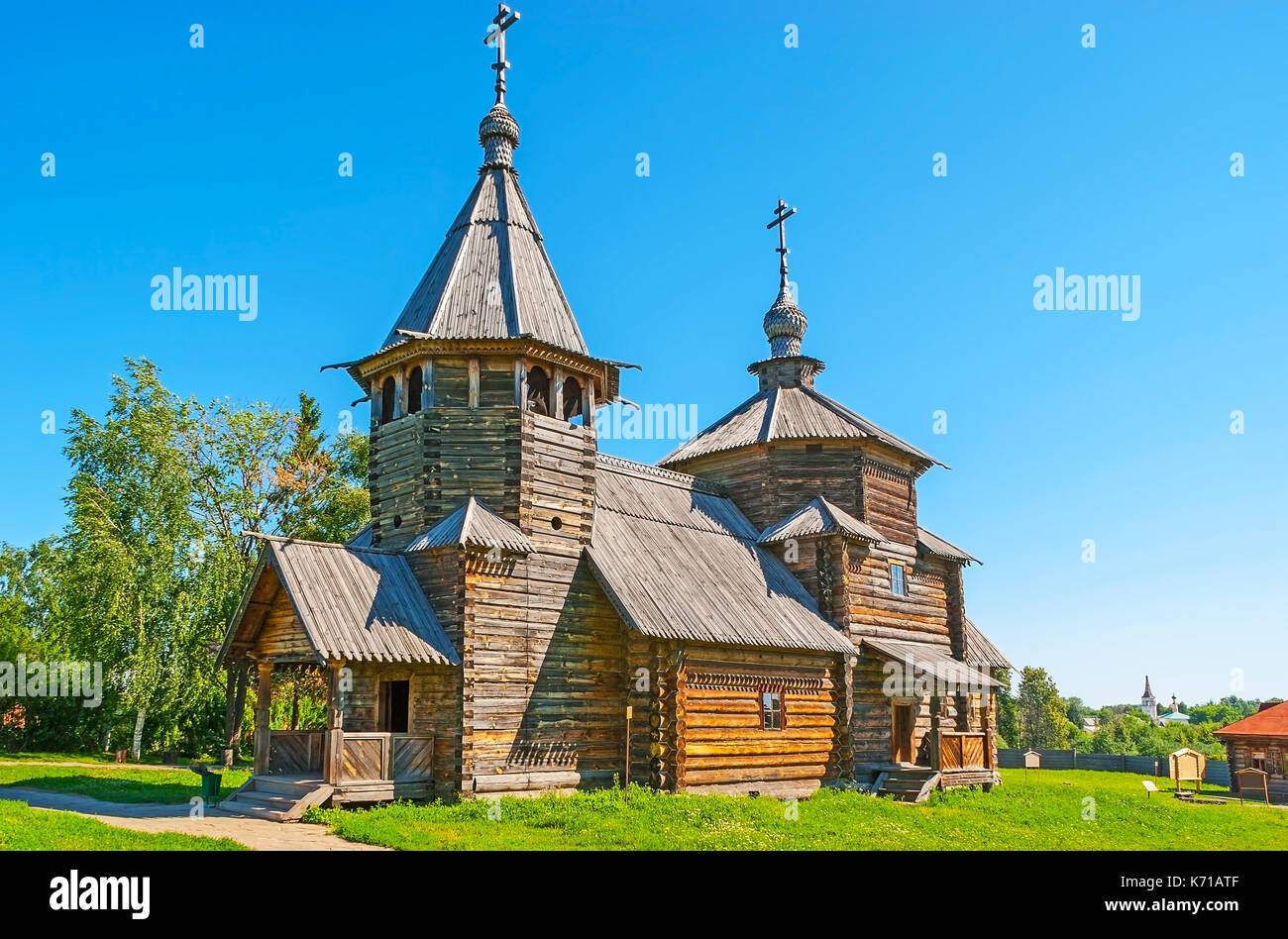 Il complesso di architettura in legno e contadini' life includono edifici storici, mulini a vento e le chiese, ubicato su un grande prato tra le betulle, s Foto Stock