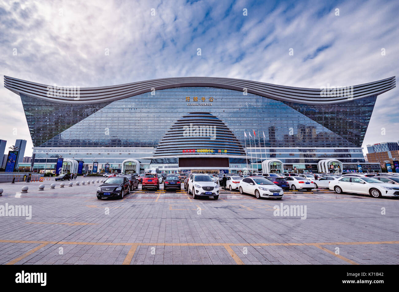 Chengdu, Cina - 29 ottobre 2016: nuovo secolo centro globale è di 100 metri di altezza con 1.700.000 metri quadrati di spazio, rendendolo il mondo larg Foto Stock