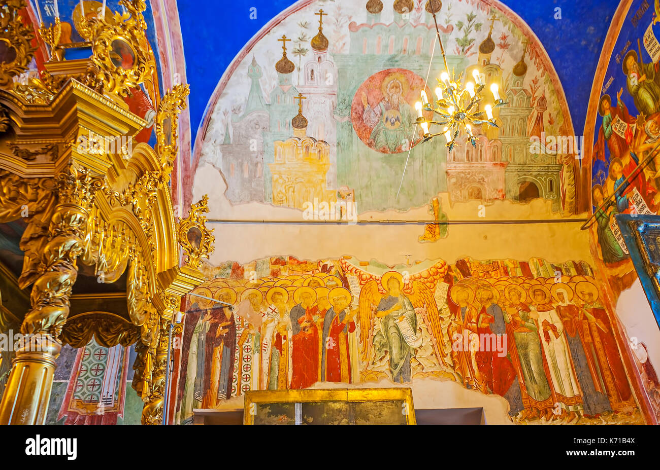 Suzdal, Russia - luglio 1, 2013: le icone sulle pareti della natività cattedrale nel Cremlino, vanta meravigliosi quadri e ricchi decori, il 1 luglio in suzd Foto Stock