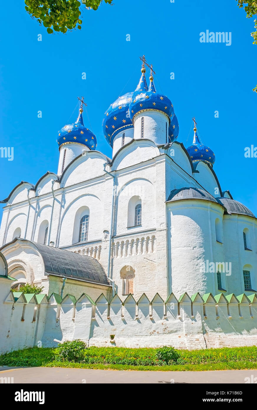 Il medievale bianca cattedrale della natività con le cupole blu, coperto con stelle dorate, il Cremlino di Suzdal, Russia. Foto Stock