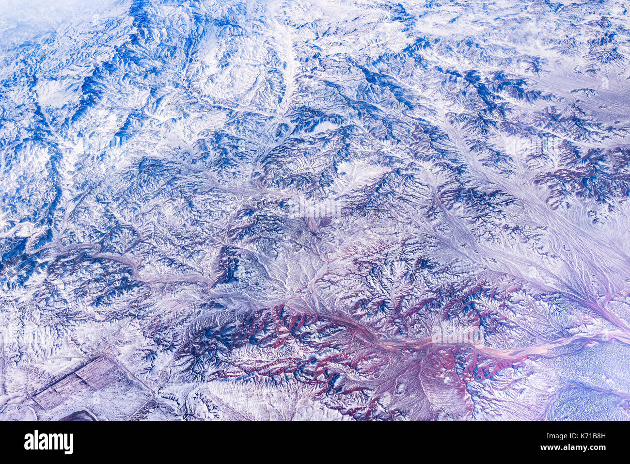 Paesaggio di montagna. La vista dalla finestra del velivolo Foto Stock