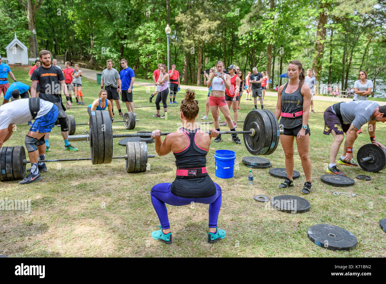 Donna competere nel combattere sul fitness coosa sfida in wetumpka, ALABAMA, Stati Uniti, sollevamento pesi pesanti. Foto Stock